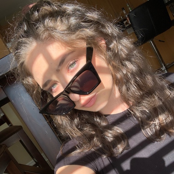 Meet your Posher, Liora - Picture 1 of 1